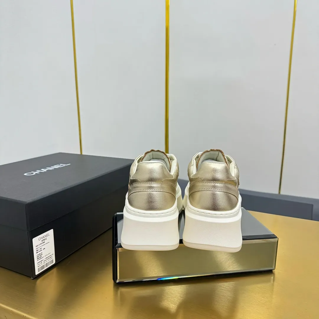👟👟Ex-factory price 600👟👟 Upgraded version, upgraded version, upgraded version! No rebuttal accepted! ! ! ! Chanel Chanel panda shoes! 2025 counter's top casual sports shoes. This classic design; the upper is electro-embroidered with a variety of techniques; the outsole is fashionable and sporty; the unusual inclusion of a variety of color matching elements... The diversified mix and match is very good-looking and versatile, and can be used for leisure, fashion, sports, and outdoor... ꫛꫀꪝ Go➫ Materials: ❶Upper made of: original imported first-layer silk cowhide + original waterproof cloth + original first-layer cowhide ❷Inner lining: Original Yangli+Net ❸Outsole based on: Original TPU combination outsole Counter boutique packaging complete set for women 35–41 👉 👉